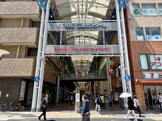 三宮センター街をはじめ、平日でも多数の人で賑わう