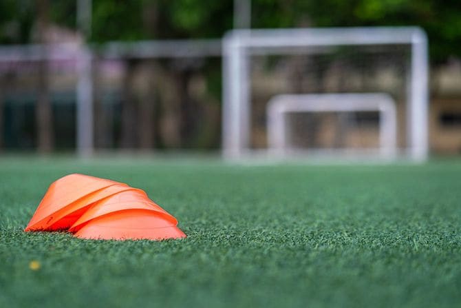 グラウンドに重ねて置かれたマーカーコーン