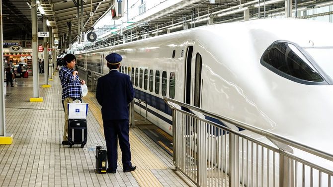 2017年5月6日新大阪駅に停車する新幹線