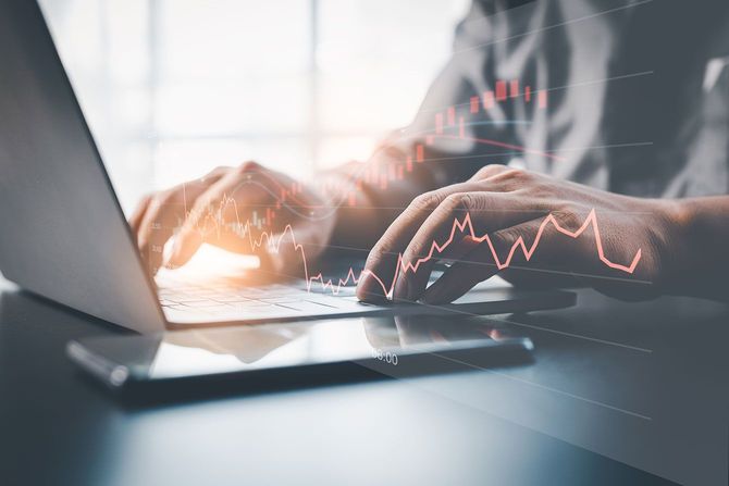 パソコンで株式取引をする人