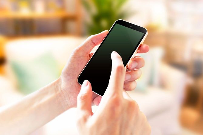 スマホを使用する人の手元