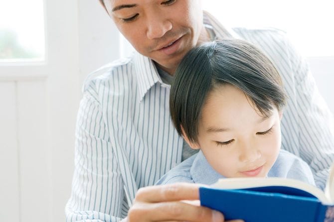 子供に読み聞かせをする父親