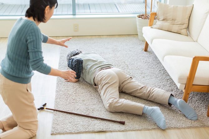 倒れた高齢男性に駆け寄る女性