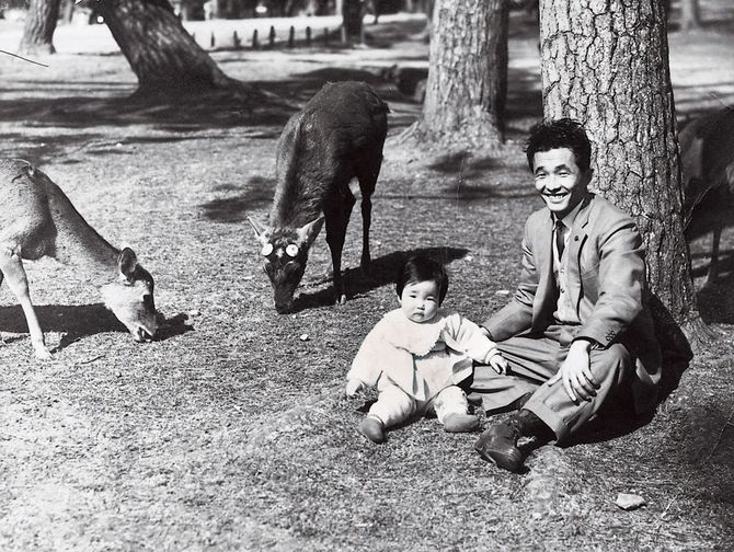 高市氏1歳。父・大休さんと奈良公園で