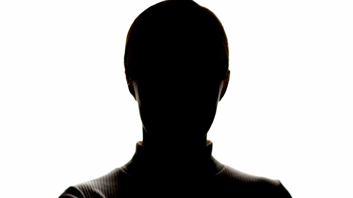 突然"使者"が来てまさかの再会...DV父から母とともに逃げて40数年、息子が病院で見た厳重拘束された父の姿