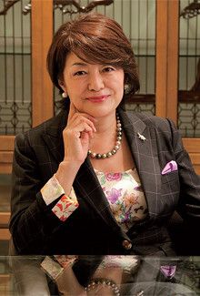 <strong>銀座テーラーグループ社長 鰐渕美恵子</strong>●1970年、甲南大学文学部英文科卒。大阪万国博覧会で国際連合館のVIPコンパニオンとなる。73年結婚。95年、危機に瀕した銀座テーラー再興のため、総支配人に就任。2000年、3代目社長に就任。著書に『勝ち残りましょ、銀座で』がある。