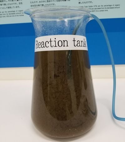 下水は反応タンクの中で細菌や微生物と混ぜられ、空気を入れてかき混ぜられる