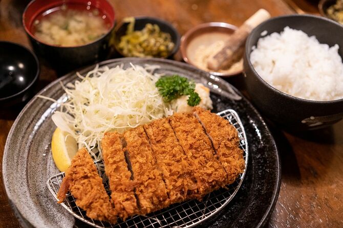 とんかつセット、豚肉の揚げ物、日本の伝統的な食べ物