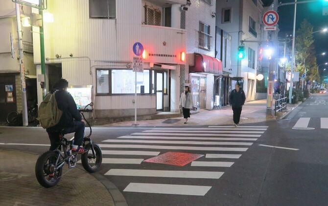 深夜、ナンバープレートが付いていない違法なフル電動自転車が無灯火で歩道を走っていた。そのすぐ先には交番がある