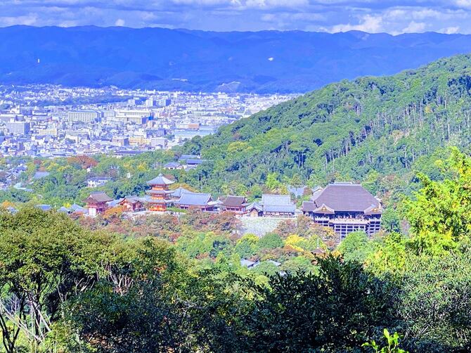 豊国廟から俯瞰する清水寺と京都市街地