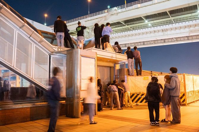 屋根に上るドリフト見物客たち