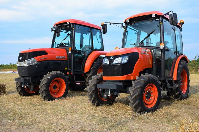 フィールドに駐車クボタトラクター