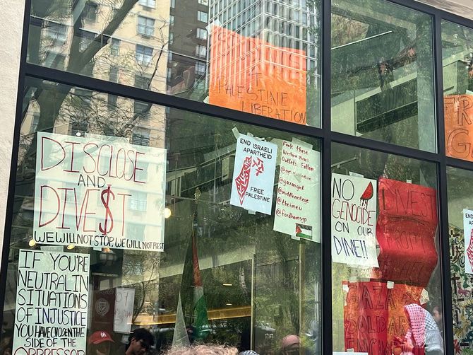 大学に対し、イスラエルへの投資内容を公開するように求めた張り紙が並ぶ