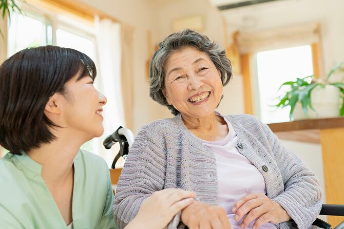 孫と車椅子の年配の女性