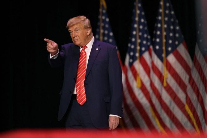 2023年10月29日、アイオワ州スーシティの選挙イベントに到着した共和党大統領候補ドナルド・トランプ元米大統領。