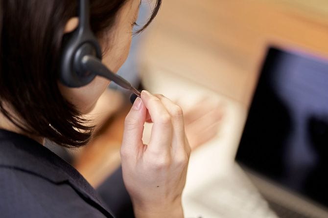 コールセンターで対応する担当者