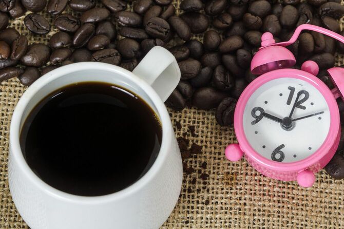 ホットコーヒーと目覚まし時計