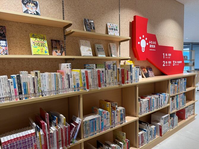 校舎のいたるところに書籍が置かれており、子どもが自然に手に取れる環境をつくる