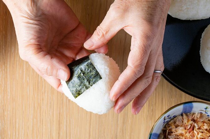 おにぎりを持っている女性の手
