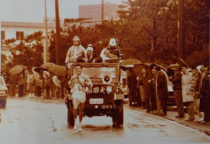 980年1月3日、大学4年生の筆者が箱根駅伝8区を走る様子