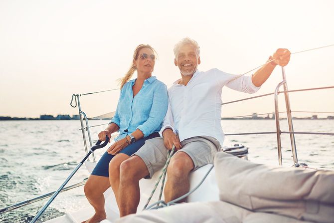 晴れた日の午後、彼らのボートを一緒にセーリングのカップルの笑顔