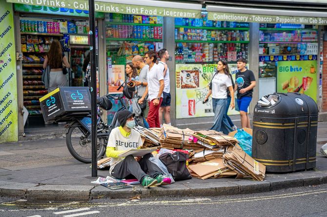ロンドンの路上に座っているホームレス