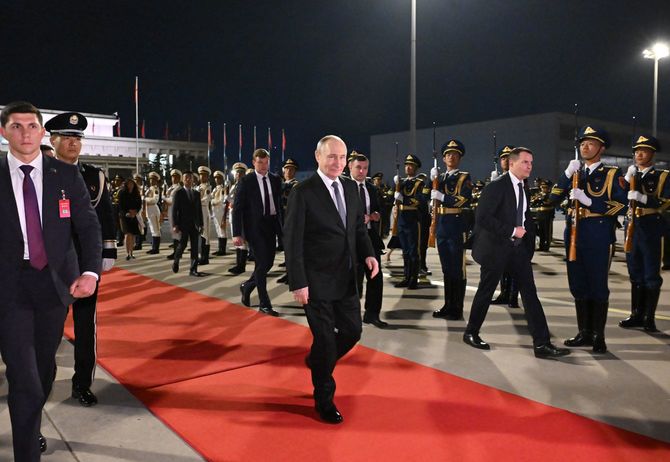 中国を後にするプーチン大統領