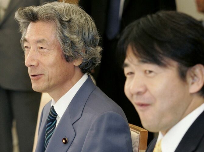2004年8月、郵政民営化を集中審議する経済財政諮問会議に臨む小泉首相(左)と竹中金融・経財相=首相官邸