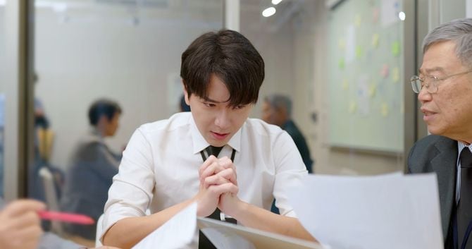 先輩が若い男を叱る