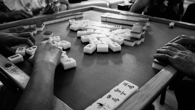 麻雀卓を囲む4人の男性