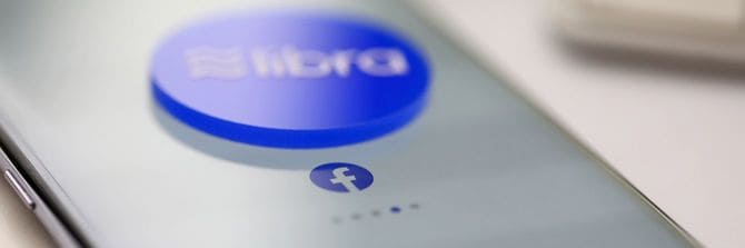 スマートフォンのディスプレイにのっているリブラサイン付きのチップ