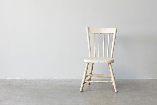 白い壁の部屋に置かれた白い椅子