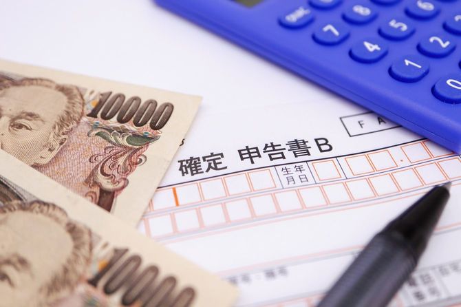 確定申告書と現金