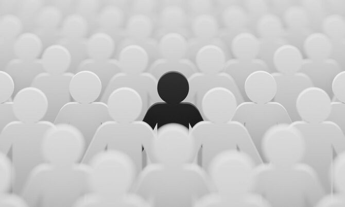 白い人形の群衆の中にある一つの黒い人形