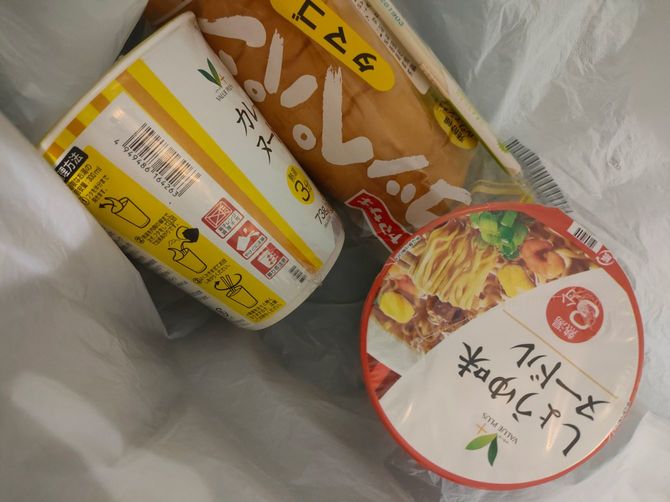 不憫に思った通行人がくれたカップ麺