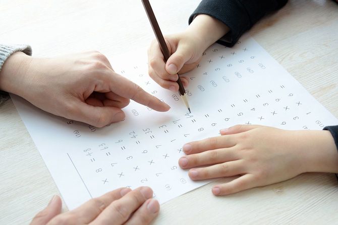 家庭教育の概念、母親と一緒に勉強している少年