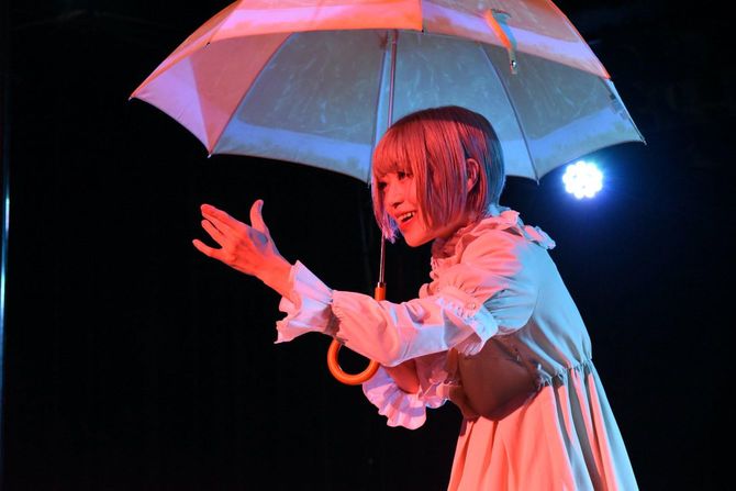 新井見枝香さん/1980年、東京都生まれ。アルバイト時代を経て書店員となり、現在は東京・日比谷の「HMV&BOOKS HIBIYA COTTAGE」で本を売る。独自に設立した文学賞「新井賞」も13回目を発表した。著書に『この世界は思ってたほどうまくいかないみたいだ』(秀和システム)、『本屋の新井』(講談社)など。