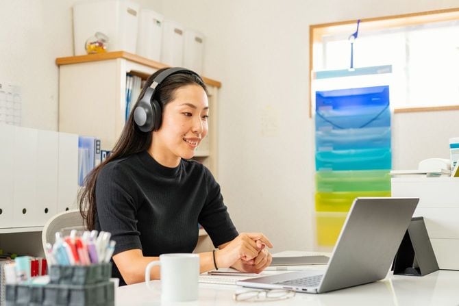 オンラインレッスンを受ける女性