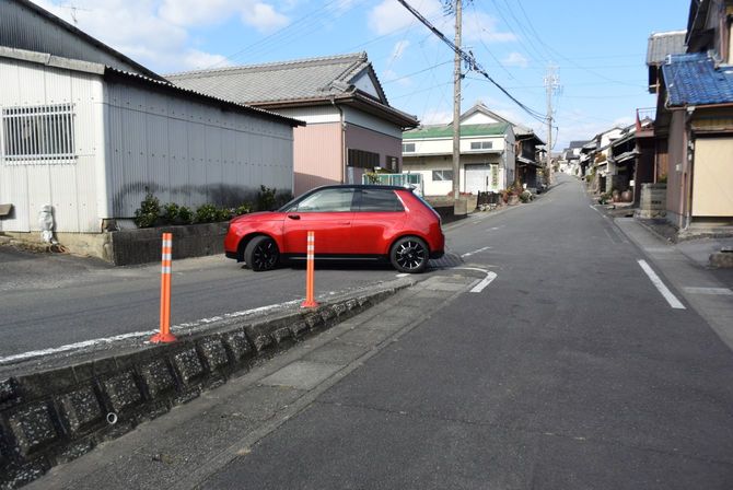 手前から進行して切り返しなしに180度ターンができてしまう壮絶な小回り性能