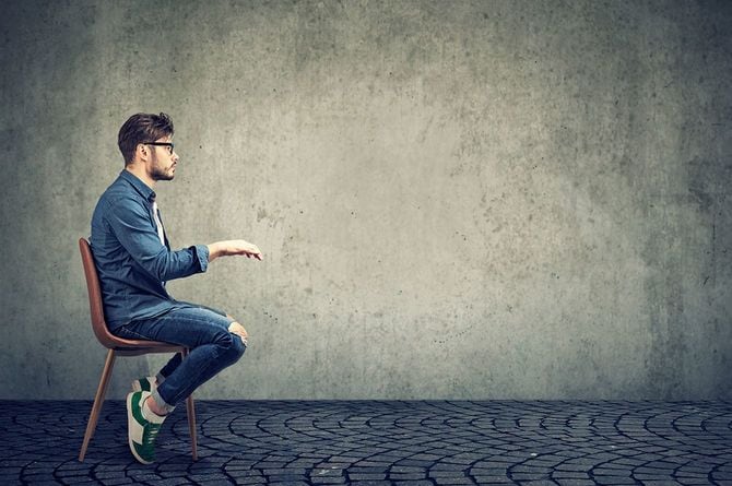 架空のテーブルに座っている男の人