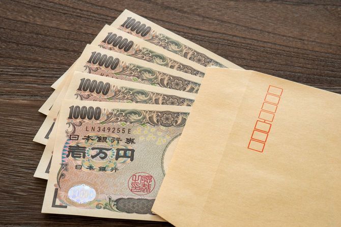 封筒に1万円札が5枚