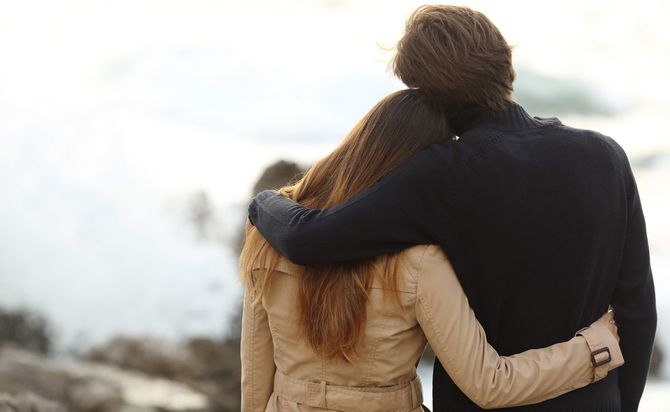 抱き寄せ合うカップル