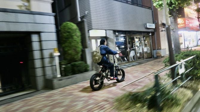深夜、無灯火で歩道を走行する「電ジャラス自転車」