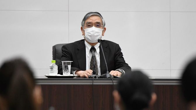 金融政策決定会合後に記者会見する日本銀行の黒田東彦総裁＝2020年10月29日、東京・日本橋本石町の同本店［代表撮影］