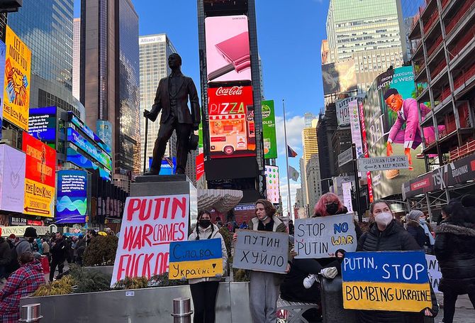 NYのタイムズスクエア周辺で行われたロシアによるウクライナ軍事侵攻に抗議する人々