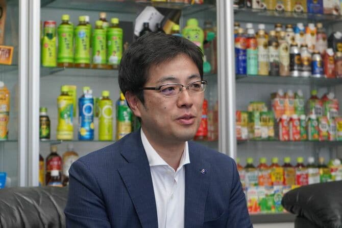 「健康ミネラルむぎ茶」などのブランド責任者である黒岡雅康さん