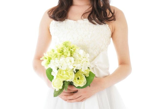 ブーケを持つウエディングドレスを着た女性