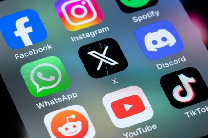 スマートフォンのホーム画面に並ぶSNSのアイコン