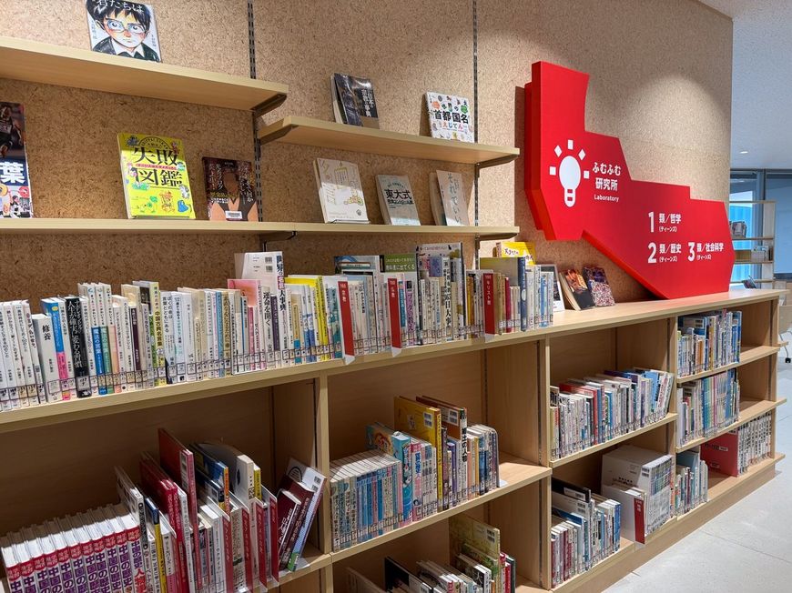 校舎のいたるところに書籍が置かれており、子どもが自然に手に取れる環境をつくる