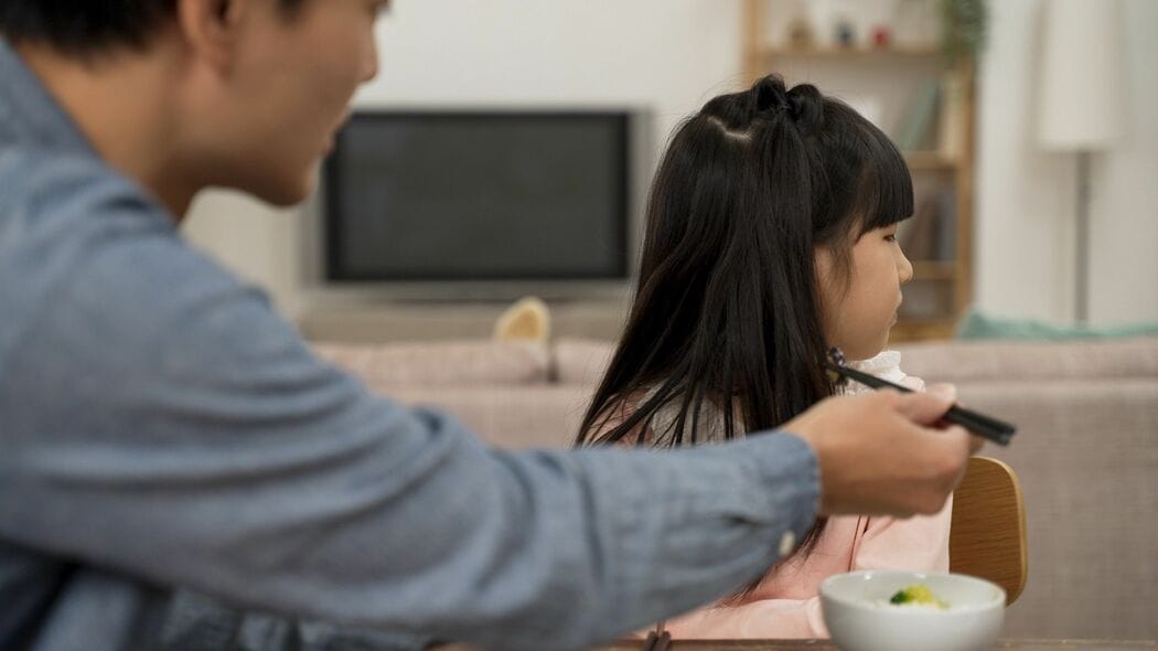 ｢お腹すいたでしょ｣とご飯を食べさせるのは逆効果…｢自己肯定感の低い子｣が育つ家庭の共通点 過保護とは｢お前は無力だ｣という暗黙のメッセージ